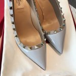 8.5cm 雾霾蓝荔枝纹小牛皮系列 Valentino ROCKSTUD铆钉系列 原版打造 完美复刻！意大利进口牛漆皮，粒面透染羊皮内里、垫脚！真空电镀方钉 意大利原版真皮大底！ size：35-39