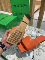 Bottega Veneta 新款压纹平底拖鞋 面料选用经典柔软小羊皮 内里 垫脚 选用牛皮里 舒适高端 大底选用意大利真皮大底搭配橡胶 35-40