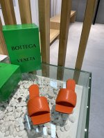 Bottega Veneta 新款压纹平底拖鞋 面料选用经典柔软小羊皮 内里 垫脚 选用牛皮里 舒适高端 大底选用意大利真皮大底搭配橡胶 35-40