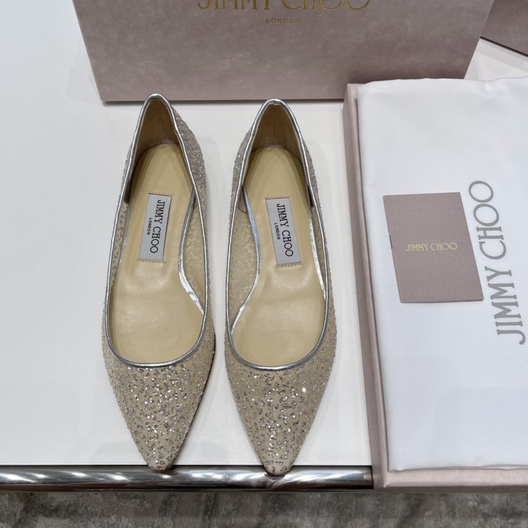 Jimmy Choo 2021新品超仙银色闪粉薄纱拼金属感纳帕羊皮系列单鞋 材质与工艺： 进口闪粉薄纱拼纳帕羊皮面料 定染羊皮内里 意大利制真皮大底 Size：35-40，薄纱面/水钻薄纱